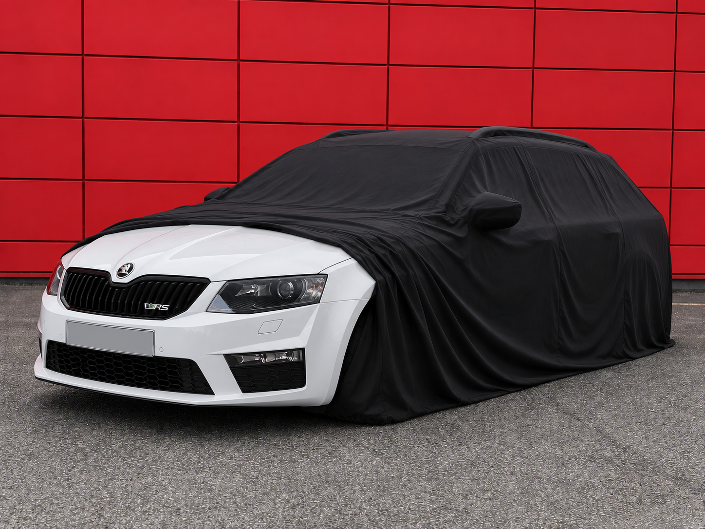 Bílá Škoda Octavia RS 230 Combi pod černou plachtou