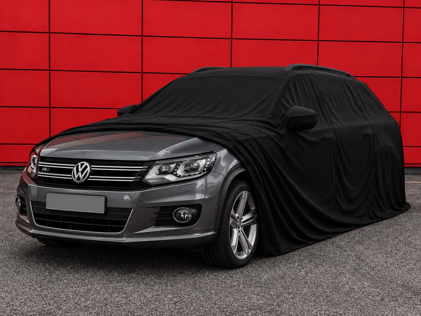 Volkswagen Tiguan R-Line 4Motion pod černou plachtou